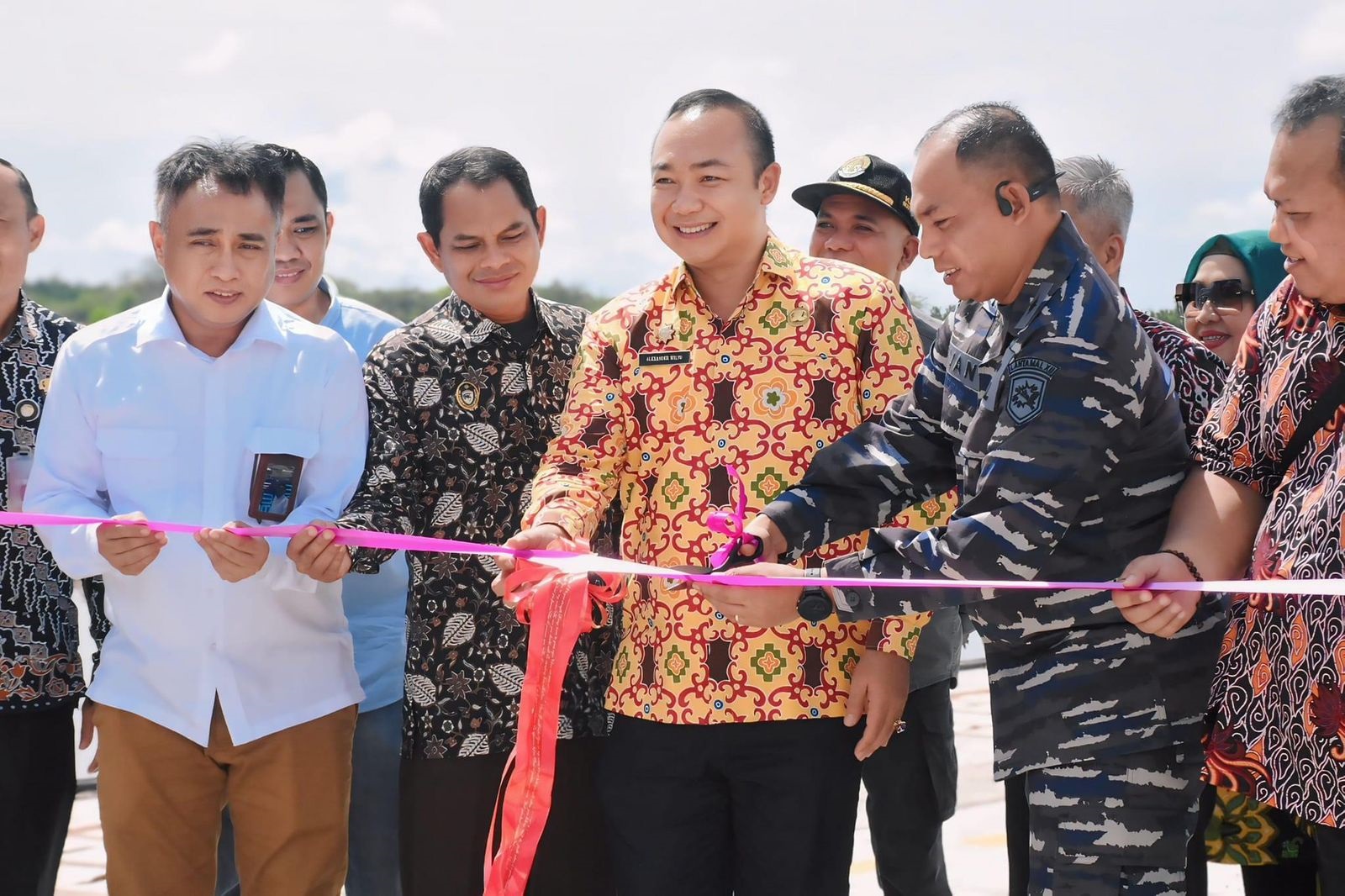 RESMIKAN: Sekda Ketapang, Alexander Wilyo, menghadiri peresmian aktivitas bongkar muat peti kemas di Pelabuhan Sukabangun, Jumat (26/4).