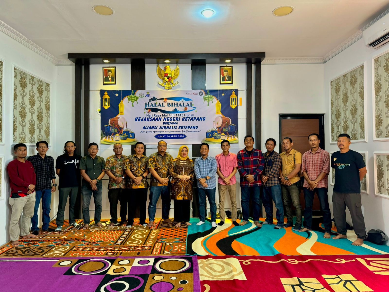 HALALBIHALAL: Kejari Ketapang, RA. Dhini Ardhany, bersama anggota AJK saat acara halal bihalal di Kantor Kejari Ketapang, Jumat (26/4).