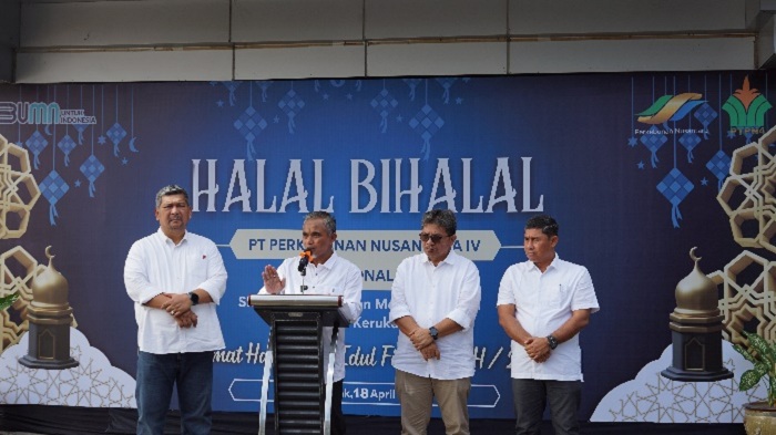 Region Head PTPN IV Regional V Khayamuddin Panjaitan menyampaikan Kata Sambutan didampingi SEVP Operation I Oshutri Anwar dan SEVP Operation II Ihsan serta SEVP Business Support M. Zulham Rambe.