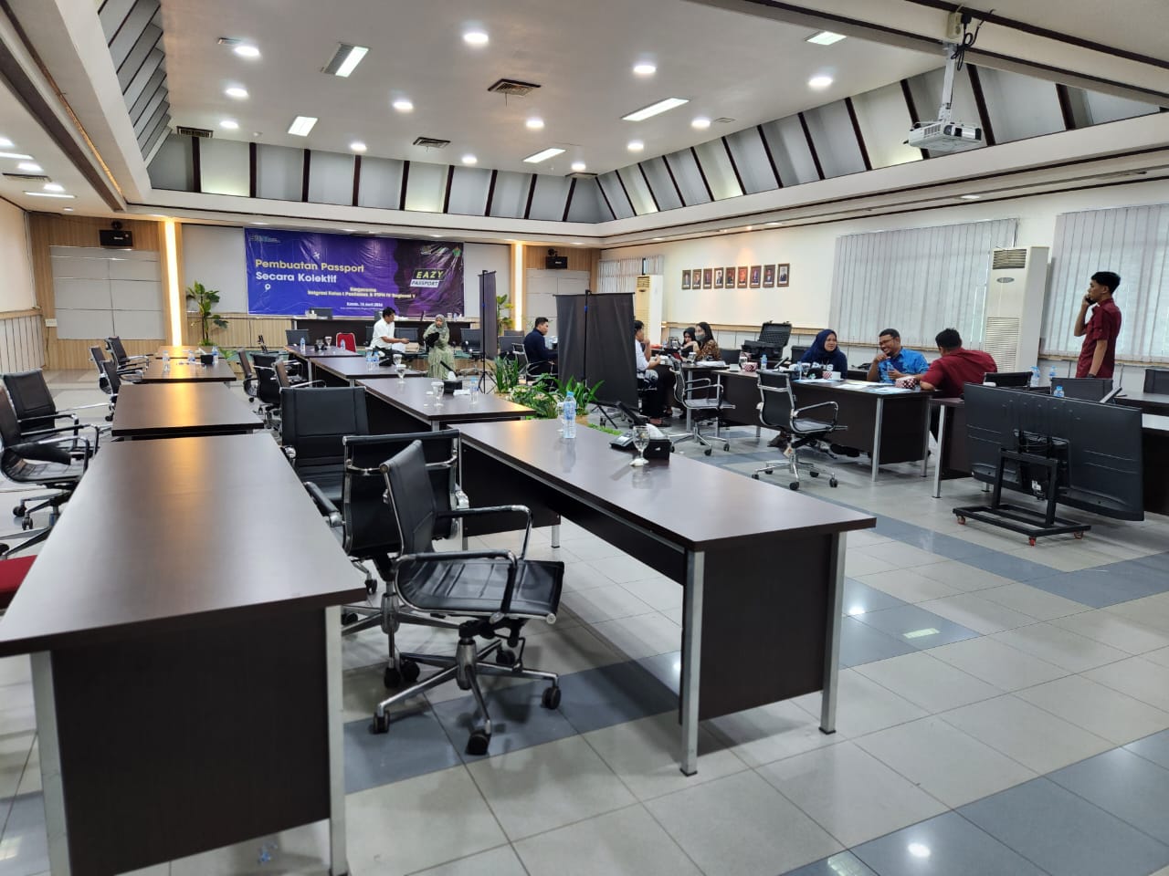 BUAT PASPOR : Proses wawancara dan antrian pengurusan atau pembuatan paspor.