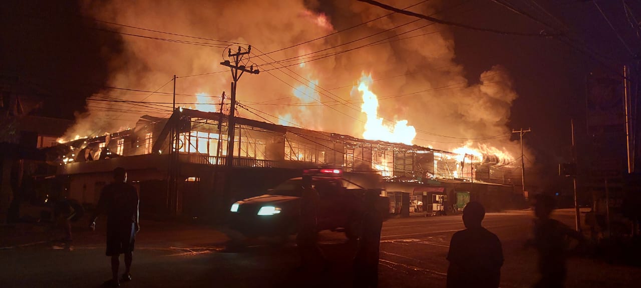 TERBAKAR: Sebanyak 28 ruko di Pasar Bodok, Jumat (27/4) malam, terbakar. Kerugian diperkirakan Rp40 miliar.