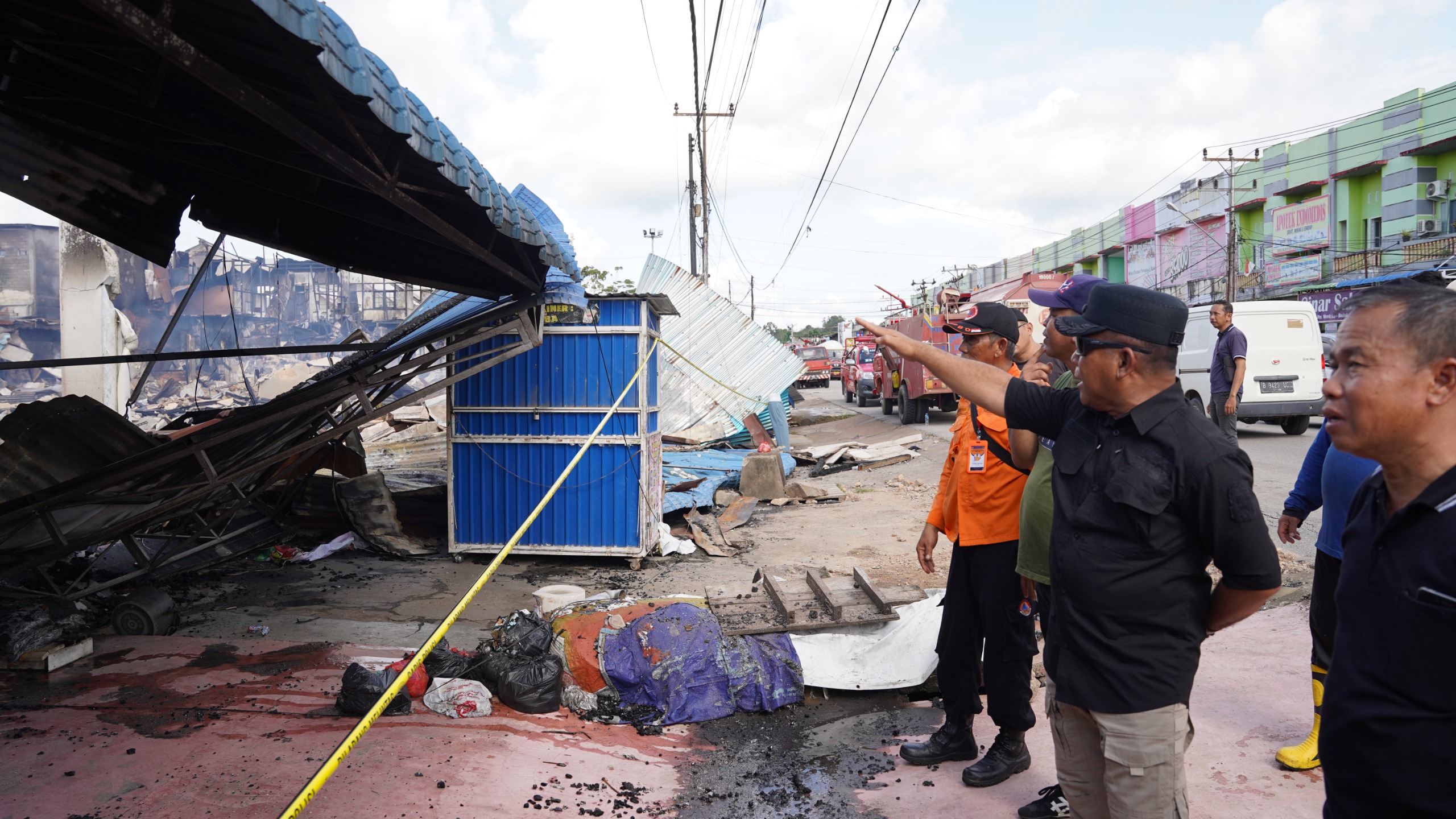 TINJAU: Penjabat Bupati Sanggau Suherman saat meninjau lokasi kebakaran di Pasar Bodok.