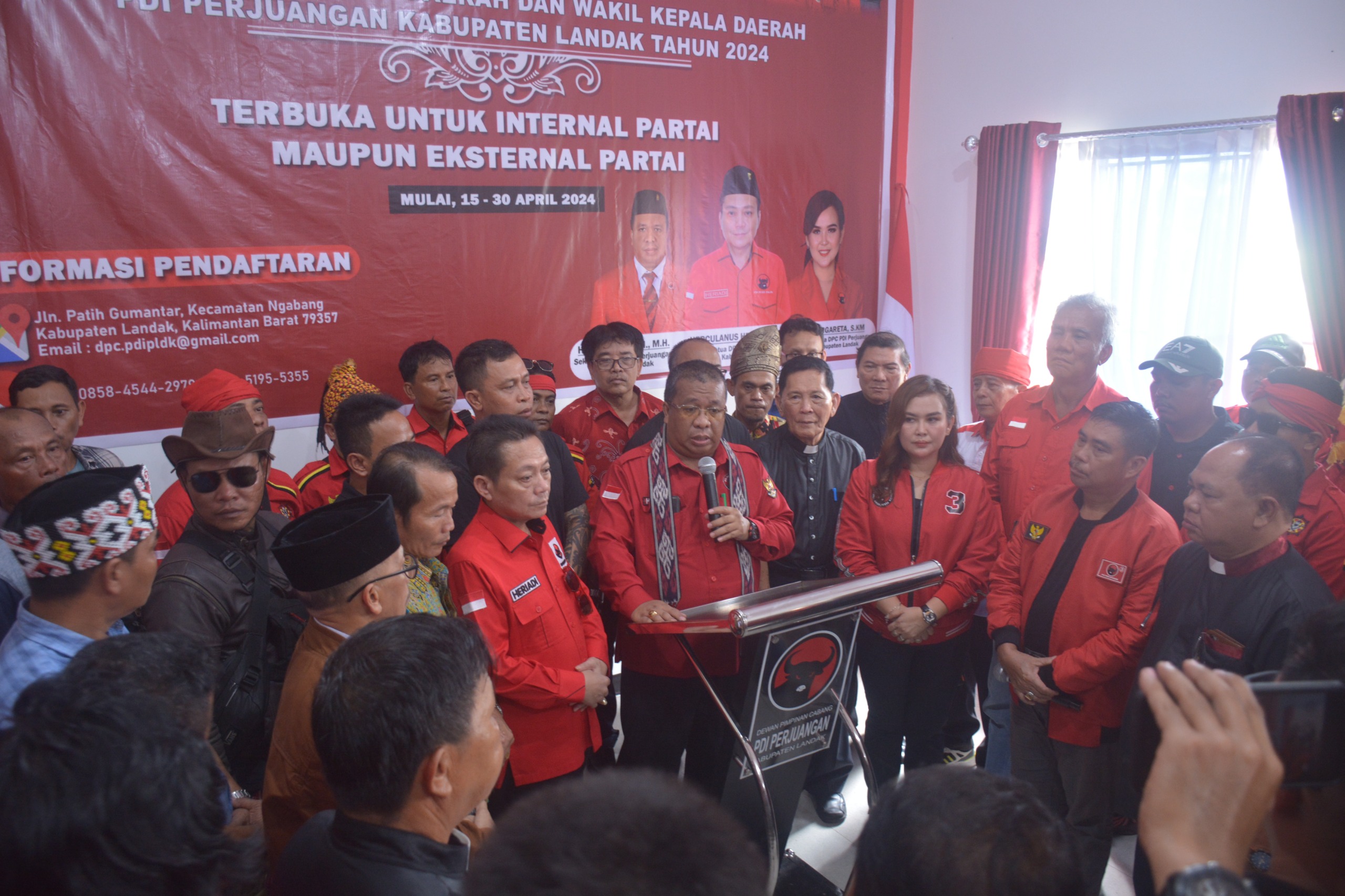 DAFTAR: Heri Saman mendaftar menjadi bakal calon Bupati Landak di DPC PDI Perjuangan Kabupaten Landak, Senin (29/4).