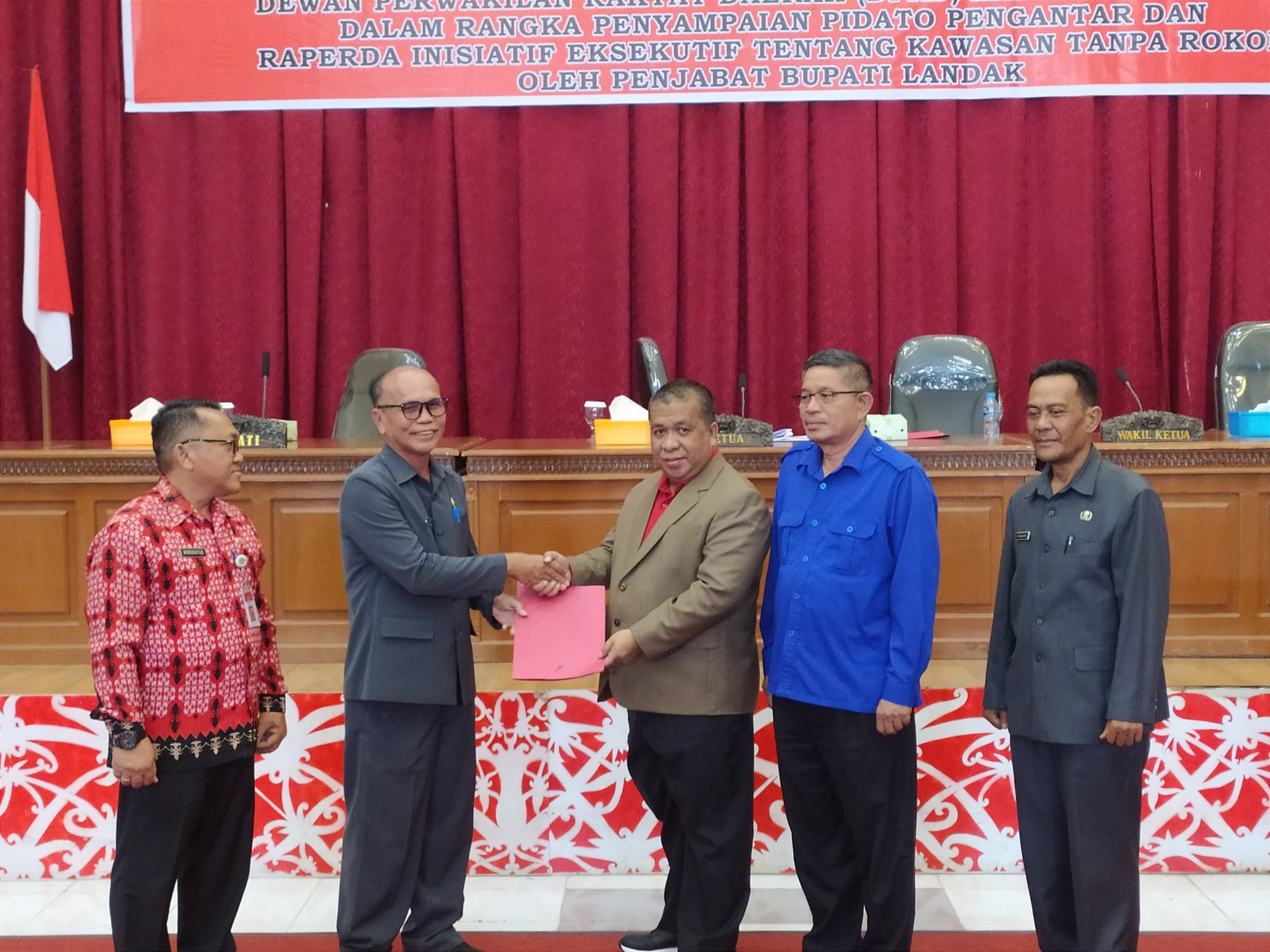 RAPERDA: Staf Ahli Bupati Landak Bidang Kemasyarakatan dan Sumber Daya Manusia Ocin, menyampaikan pidato pengantar Raperda kawasan tanpa rokok kepada DPRD Landak, Jumat (29/4).