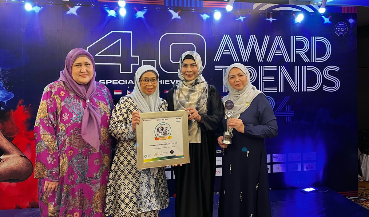 Perwakilan RS Normah Kuching saat menerima Hospital Service Excellence Award 2024 di Jakarta, Sabtu (27/4).