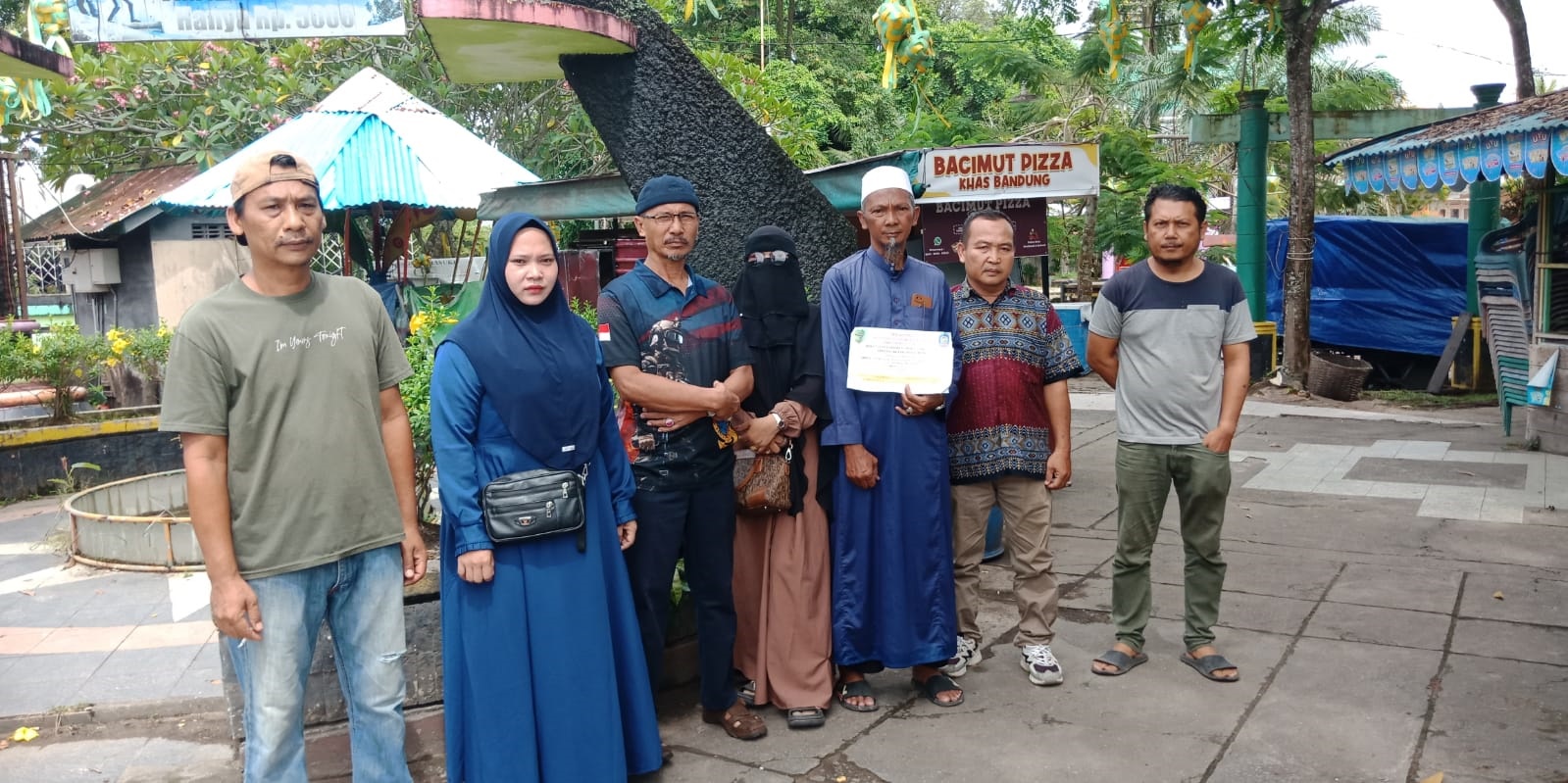 PKL : Serikat Pedagang Kaki Lima (PKL) dan hiburan rakyat Taman Burung dan sekitarnya memberikan tanggapan bersama menolak relokasi PKL ke lapangan Tarakan.