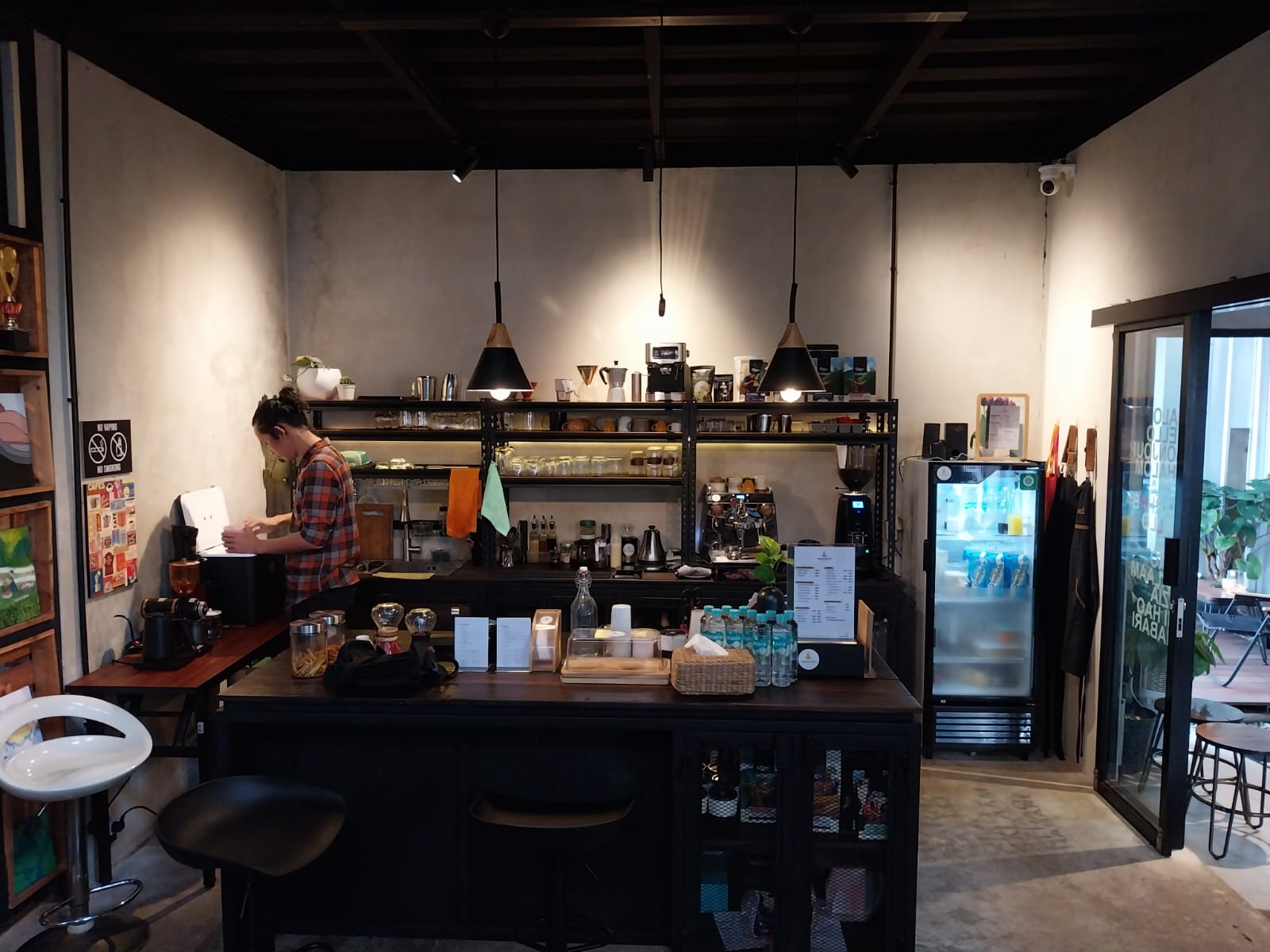 Sagarmatha Coffee Bar merupakan salah satu Kafe di Kota Pontianak. Kafe ini menyajikan beberapa menu minuman dengan memanfaatkan gula lontar.