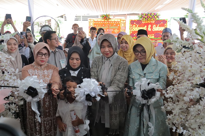 POTONG: Pj Ketua Dekranasda Kalbar Windy Prihastari memotong pita saat&nbsp;grand opening&nbsp;Gallery Rika Ayub Design, Senin (29/4).