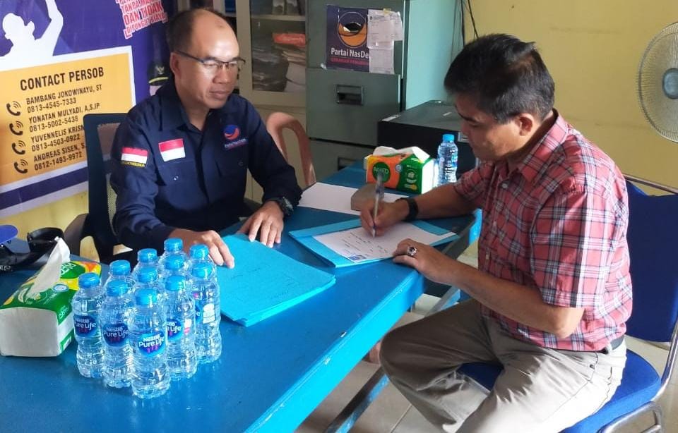 DAFTAR: John Hendri saat mengambil formulir pendaftaran di Partai Nasdem Sanggau.