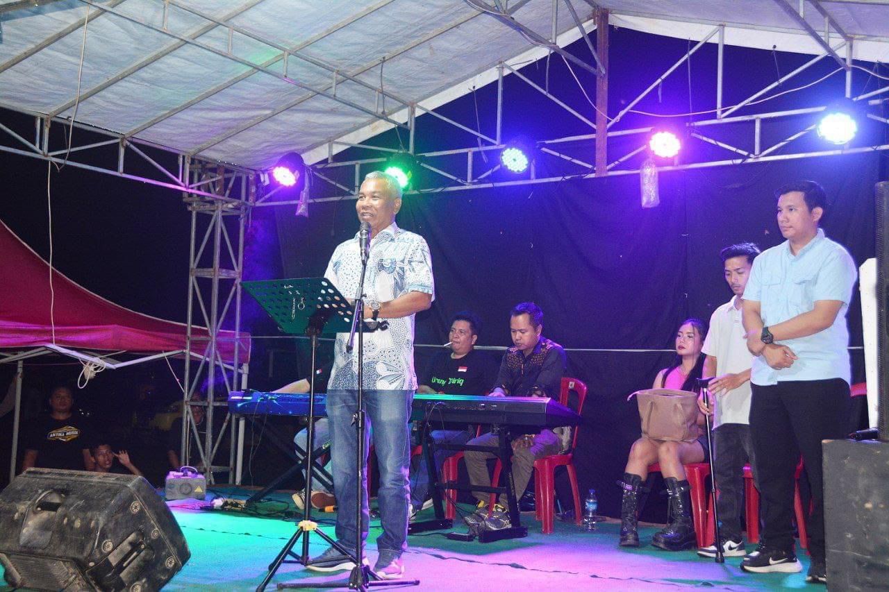 RAMAH TAMAH : Bupati Ketapang, Martin Rantan, menghadiri acara ramah tamah di Desa Sidahari, Lamboy, Kecamatan Jelai Hulu, Jumat (26/4) lalu.