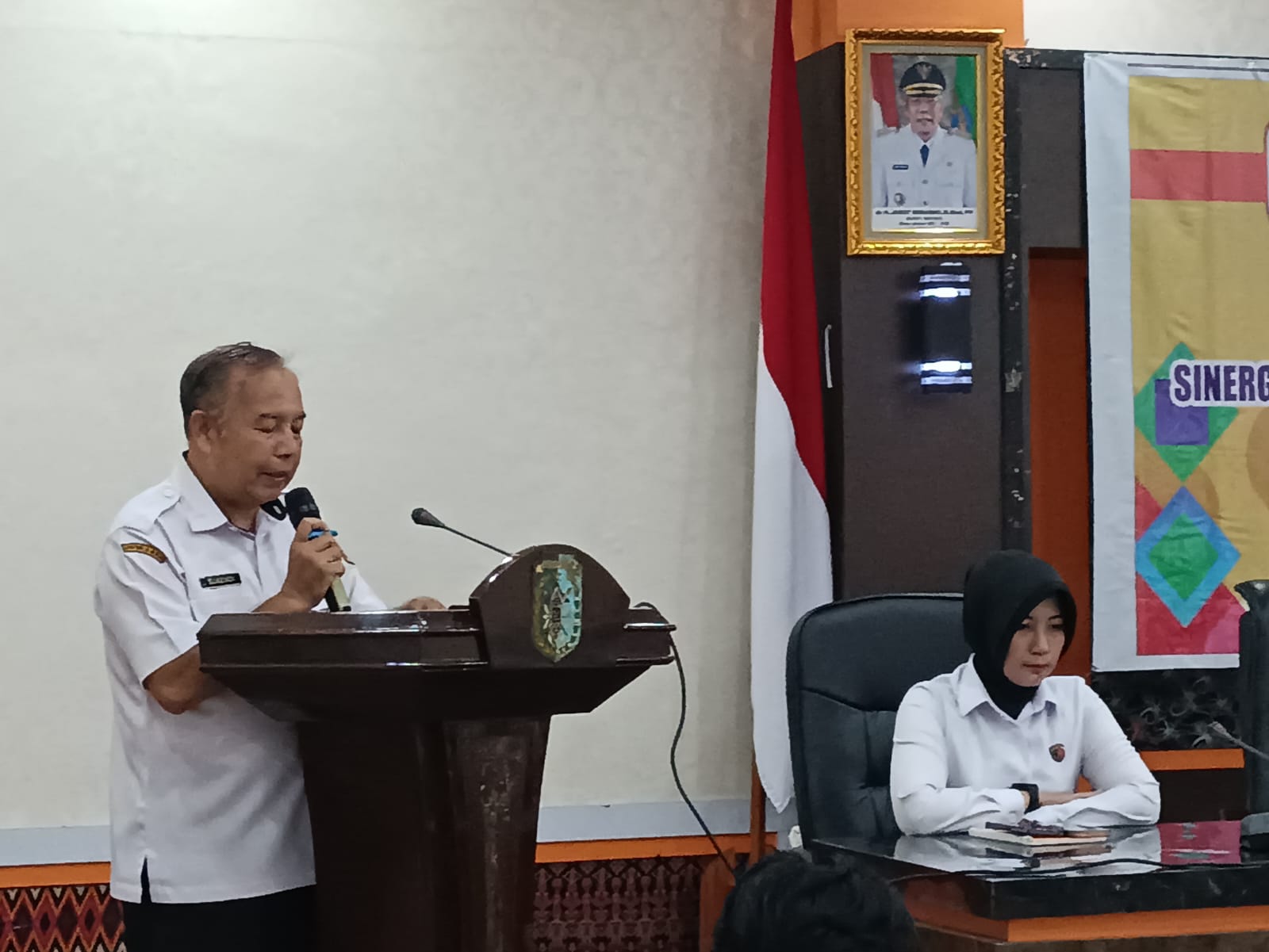 RAKOR : Asisten II Sintang, Subendi saat membuka Rakor Perlindungan Perempuan dan Anak di Balai Praja, Kantor Bupati Sintang.&nbsp;