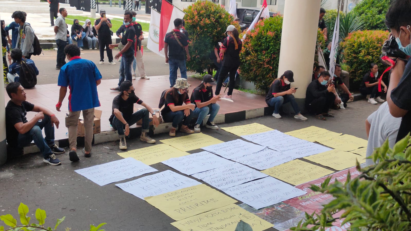 Ratusan pekerja sawit yang tergabung dalam Federasi Serikat Buruh Perkebunan Kelapa Sawit Kalimantan mendatangi Gedung DPRD Kalbar, Kamis (2/5), mereka berorasi menyampaikan unek-uneknya.