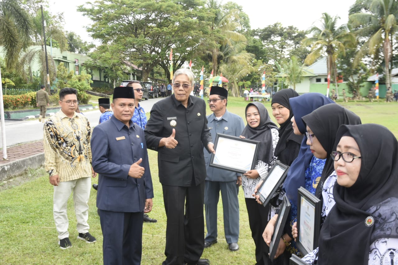 PENGHARGAAN : Bupati Sintang dr. Jarot Winarno memberikan piagam penghargaan kepada 6 guru dan tenaga kependidikan berprestasi di Kabupaten Sintang.