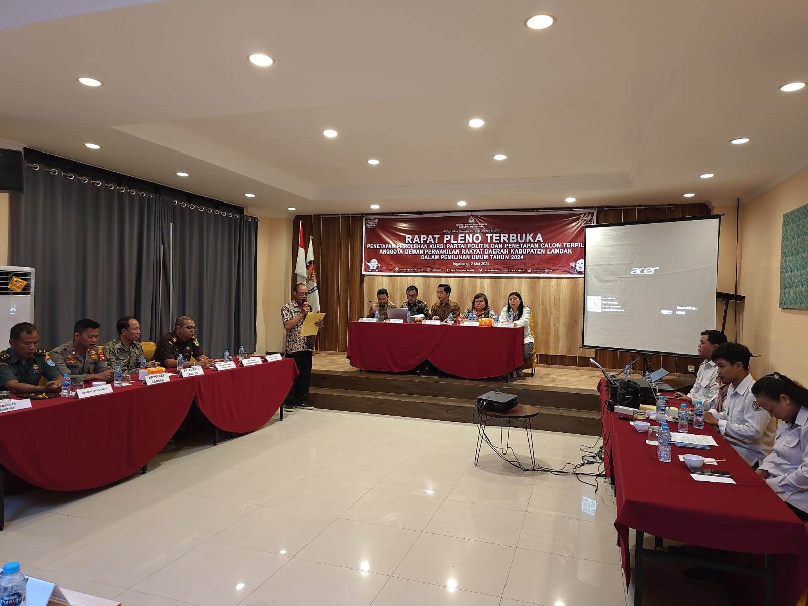 KPU Landak menggelar rapat pleno terbuka penetapan anggota DPRD Kabupaten Landak di hotel grand Landak, Kamis (2/5) malam.