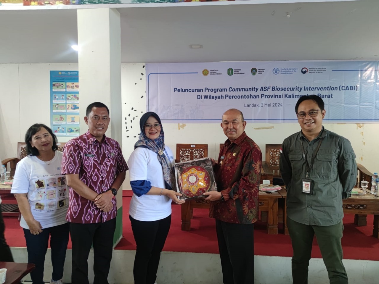 Pj Bupati Landak Samuel membuka kegiatan peluncuran program CABI di aula DPPKP Kabupaten Landak pada Kamis (2/5).