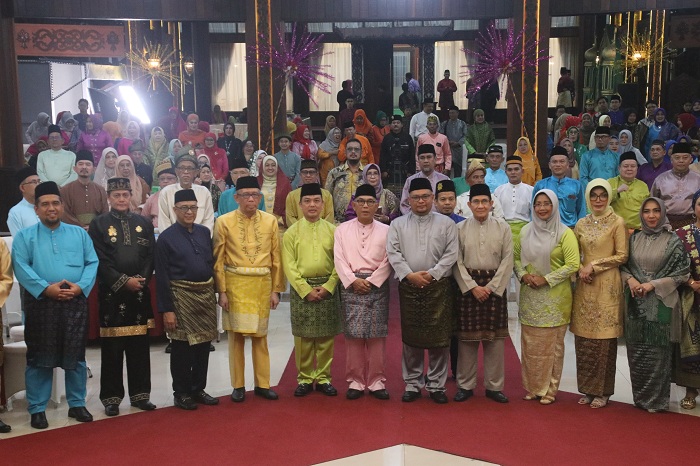 BERSAMA : Pj Sekda Kalbar Mohammad Bari foto bersama dengan para tokoh yang hadir di acara Halalbihalal dan Milad ke-27 MABM Kalbar, Sabtu (4/5).