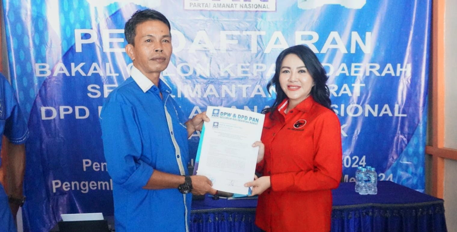 SERAHKAN : Karolin Margret Natasa menyerahkan berkas pendaftaran Bakal Calon (Bacalon) Bupati Landak ke kantor DPD Partai Amanat Nasional (PAN) di Desa Hilir Kantor, Kecamatan Ngabang Sabtu (4/5).