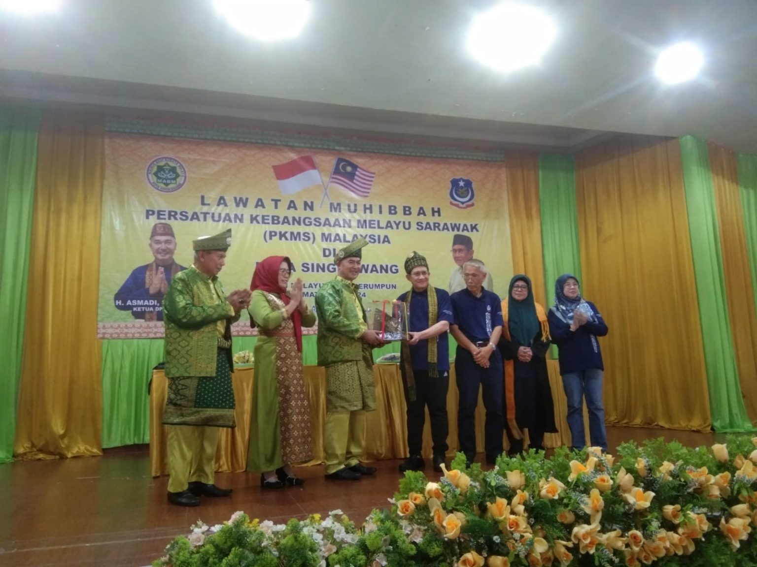 PKMS : Persatuan Kebangsaan Melayu Sarawak (PKMS) berkunjung Ke Kota Singkawang saat bertukar cinderamata dengan Ketua DPD MABM Kota Singkawang di Rumah Melayu Balai Serumpun Kota Singkawang.