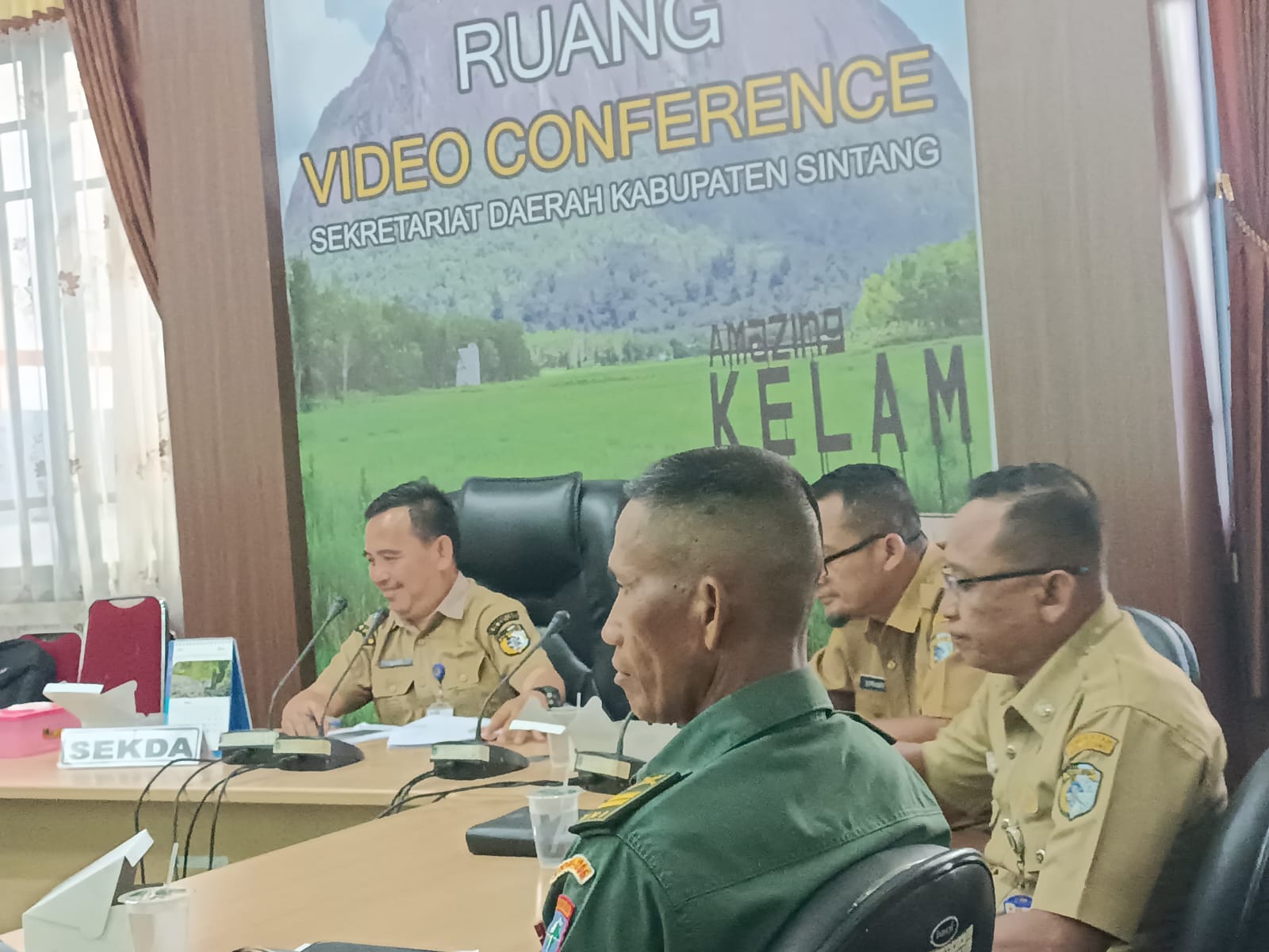RAPAT : Pemerintah Kabupaten Sintang kembali menggelar rapat persiapan peringatan Hari Ulang Tahun Kota Sintang yang ke-662 Tahun 2024, di ruang rapat Sekretaris Daerah Kabupaten Sintang.