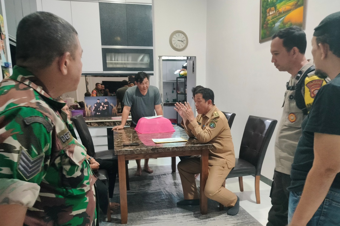 Lurah Parit Tokaya, Asdaruddin menemui perwakilan pemilik rumah Jalan Purnama Agung 7 untuk menjelaskan dampak kerusakan rumah yang dialami tetangganya.