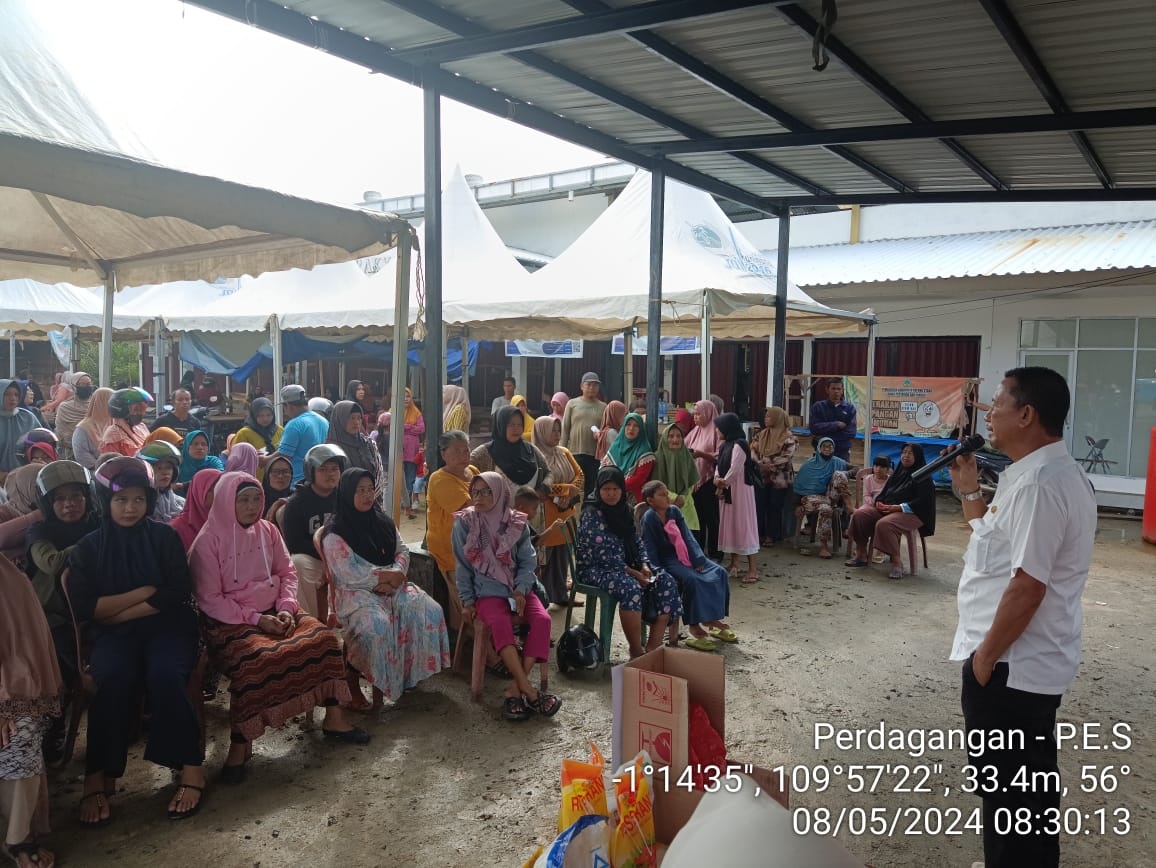 OPERASI PASAR: Pemerintah Kabupaten Kayong Utara melalui Dinas Koperasi, Usaha Kecil dan Menengah, Perindustrian dan  Perdagangan Kabupaten Kayong saat menggelar operasi pasar di Pasar Rakyat Sukadana