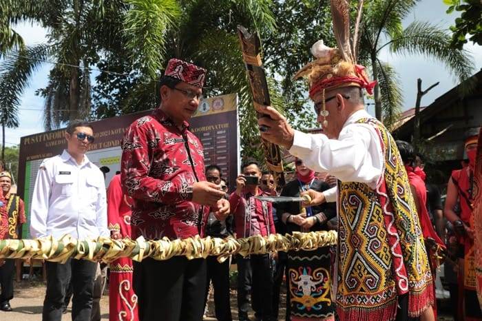 NAIK DANGO: Direktur Rumah Sakit Jiwa Provinsi Kalimantan Barat, Wilson mewakili Pj Gubernur Kalimantan Barat membuka Gawe Dayak Naik Dango Kota Singkawang ke-XXIV Tahun 2024.