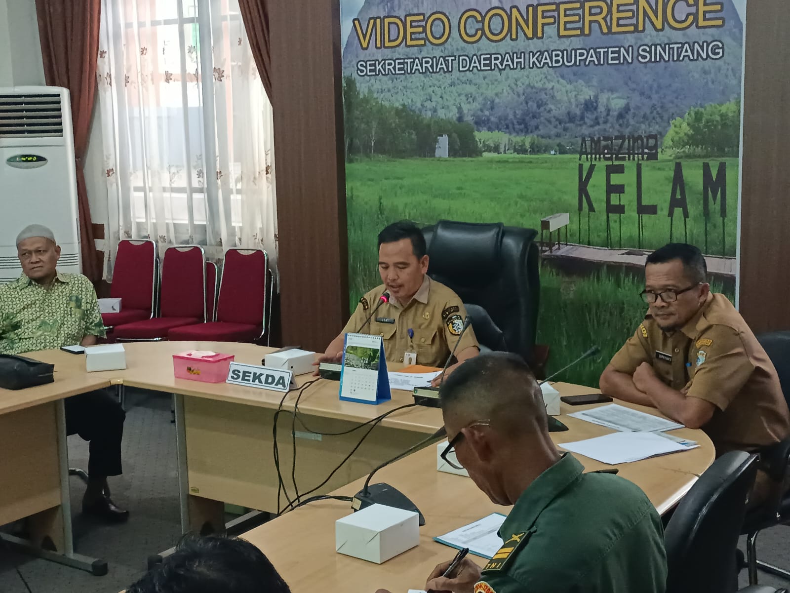 RAPAT :&nbsp;Pemerintah Kabupaten Sintang saat menggelar rapat persiapan HUT Kota Sintang, beberapa waktu lalu.