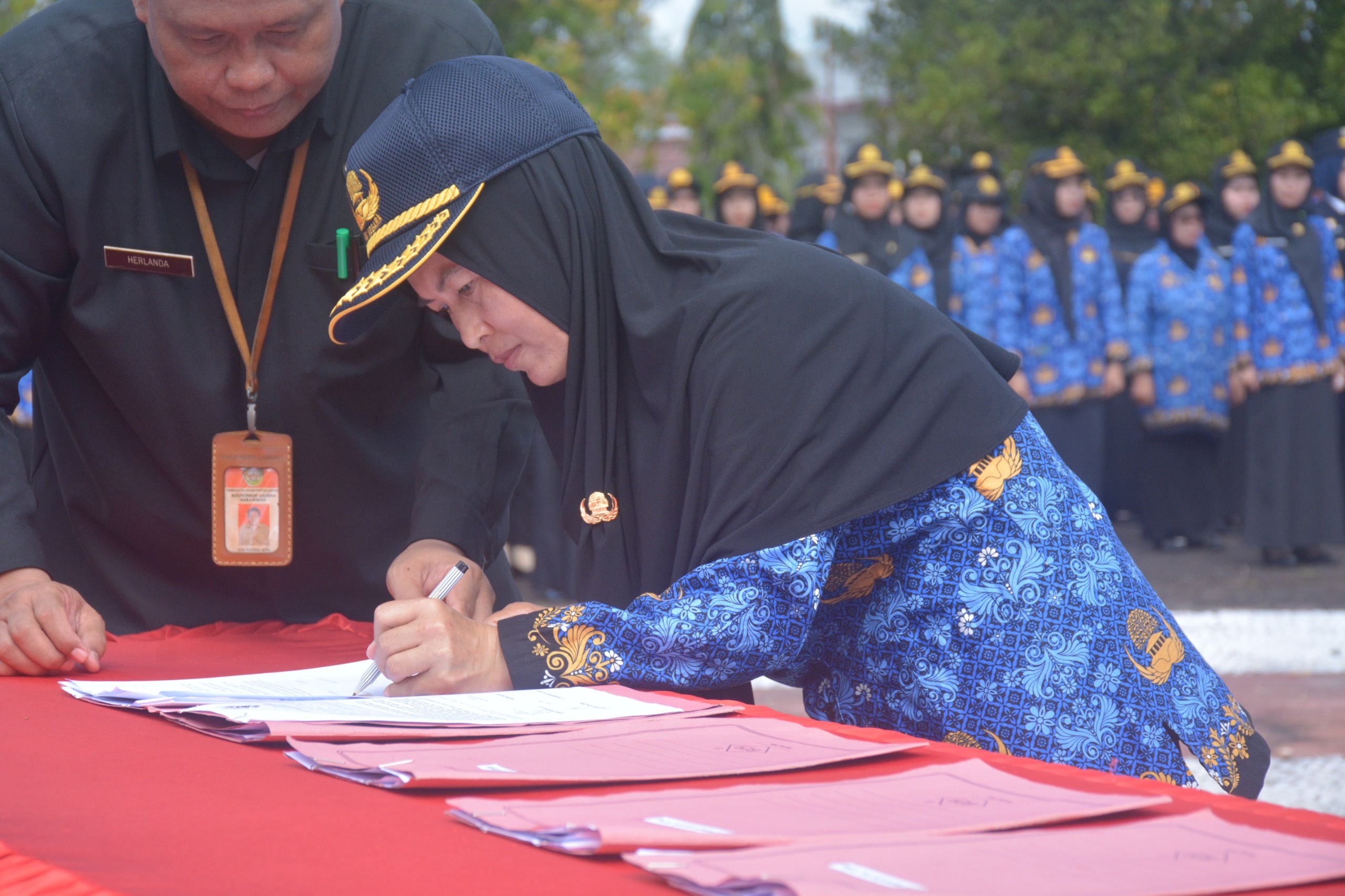 JADI ASN: Nyemas Indriyati menerima SK pengangkatan PPPK dari Pj Bupati Landak Samuel di Halaman Kantor Bupati Landak, Selasa 30 April 2024 lalu.