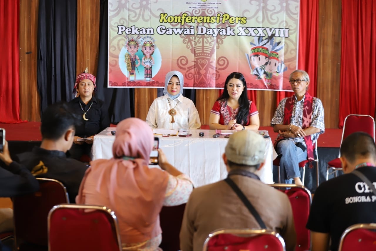 Kepala Disporapar Kalbar Windy Prihastari bersama panitia PGD XXXVIII Provinsi Kalbar saat memberikan keterangan pers di Rumah Radakng, Minggu (12/5).