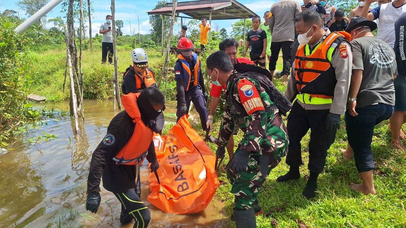 EVAKUASI: Tim SAR gabungan mengevakuasi jasad korban yang tenggelam usai melompat dari jembatan di Kecamatan Sandai pada Kamis (9/5).