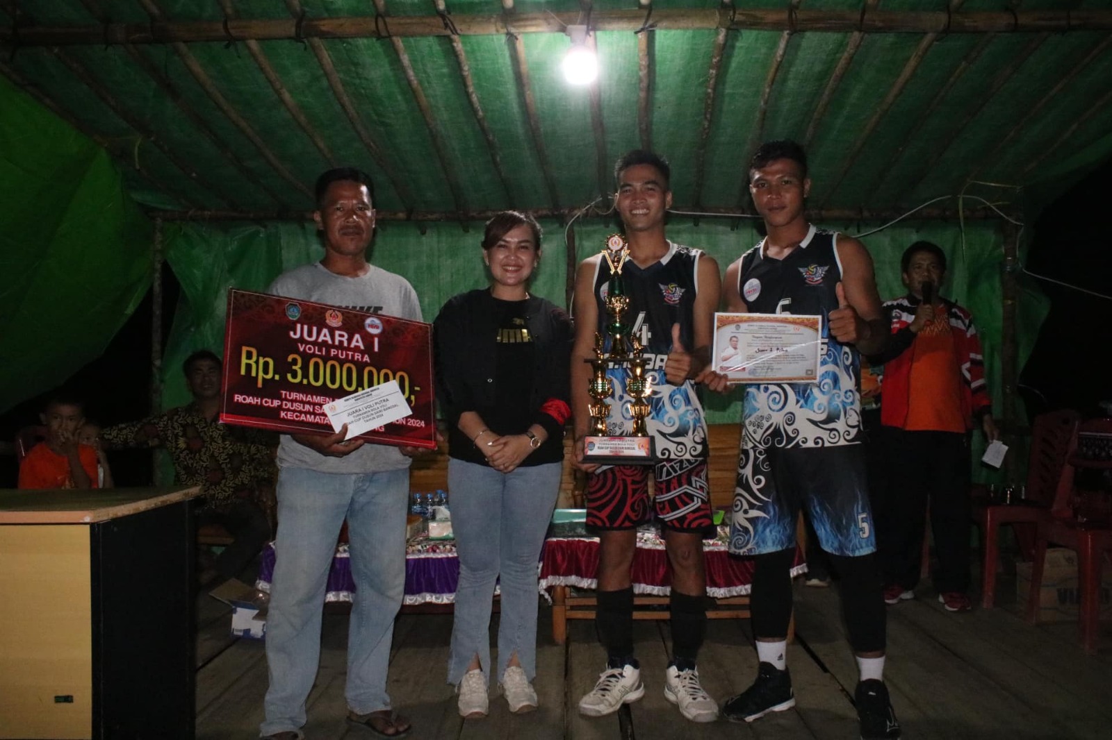 TURNAMEN: Ketua PBVSI Kabupaten Landak Margareta menutup Turnamen Bola Voli Roah Dusun Sairi Bangsal 2024 pada beberapa waktu lalu.