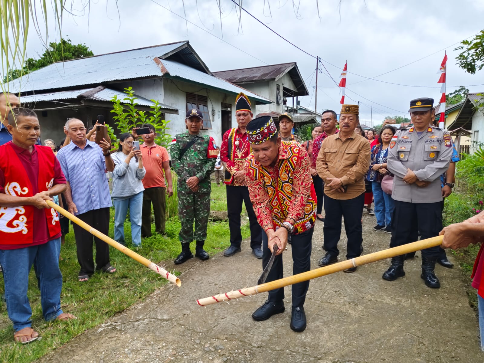 RITUAL : Penjabat (Pj) Bupati Sanggau, Suherman saat hadir di acara Ritual Panca Puntu Mang Pihit V di Desa Pengadang, Kecamatan Sekayam, Sabtu (11/5) lalu.