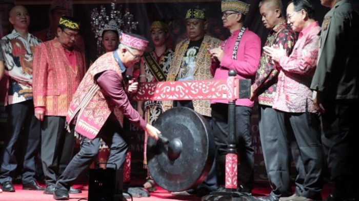 GAWE : Penutupan gelaran Gawe Dayak Naik Dango Kota Singkawang berlangsung meriah.