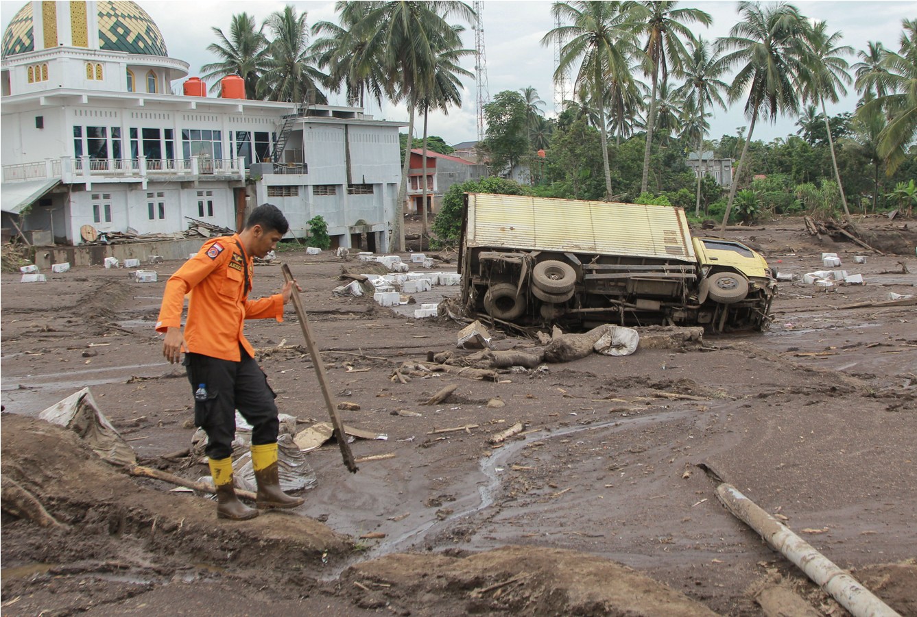 Warga melakukan pencarian korban banjir lahar dingin Gunung Marapi di Manunggal, Kabupaten Tanah Datar, Sumatera Barat, Senin (13/5/2024).