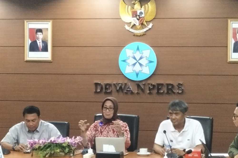 Ketua Dewan Pers, Ninik Rahayu (tengah) di gedung Dewan Pers, Kebon Sirih, Jakarta Pusat, Selasa (14/5/2024).