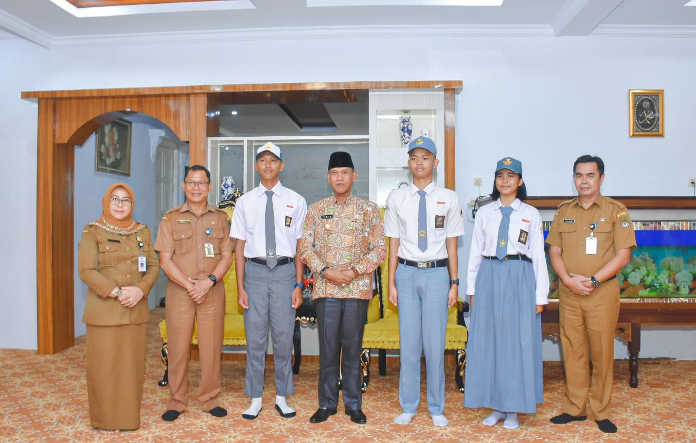 SELEKSI : Wabup Ketapang, Farhan, melepas tiga siswa yang akan mengikuti seleksi calon Paskibraka di Pontianak.