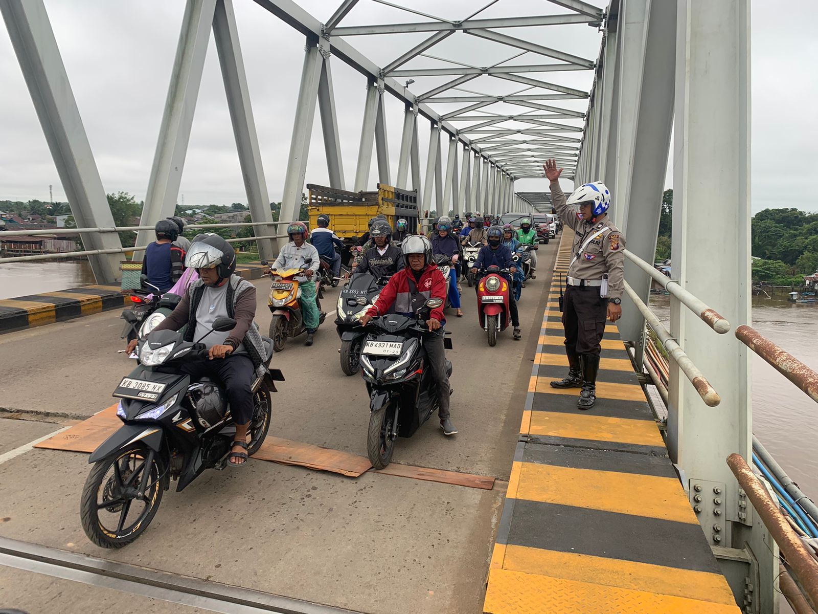MACET: Akibat perbaikan Jembatan Kapuas II pada Selasa (14/5) membuat arus lalu lintas di kawasan tersebut menjadi macet.