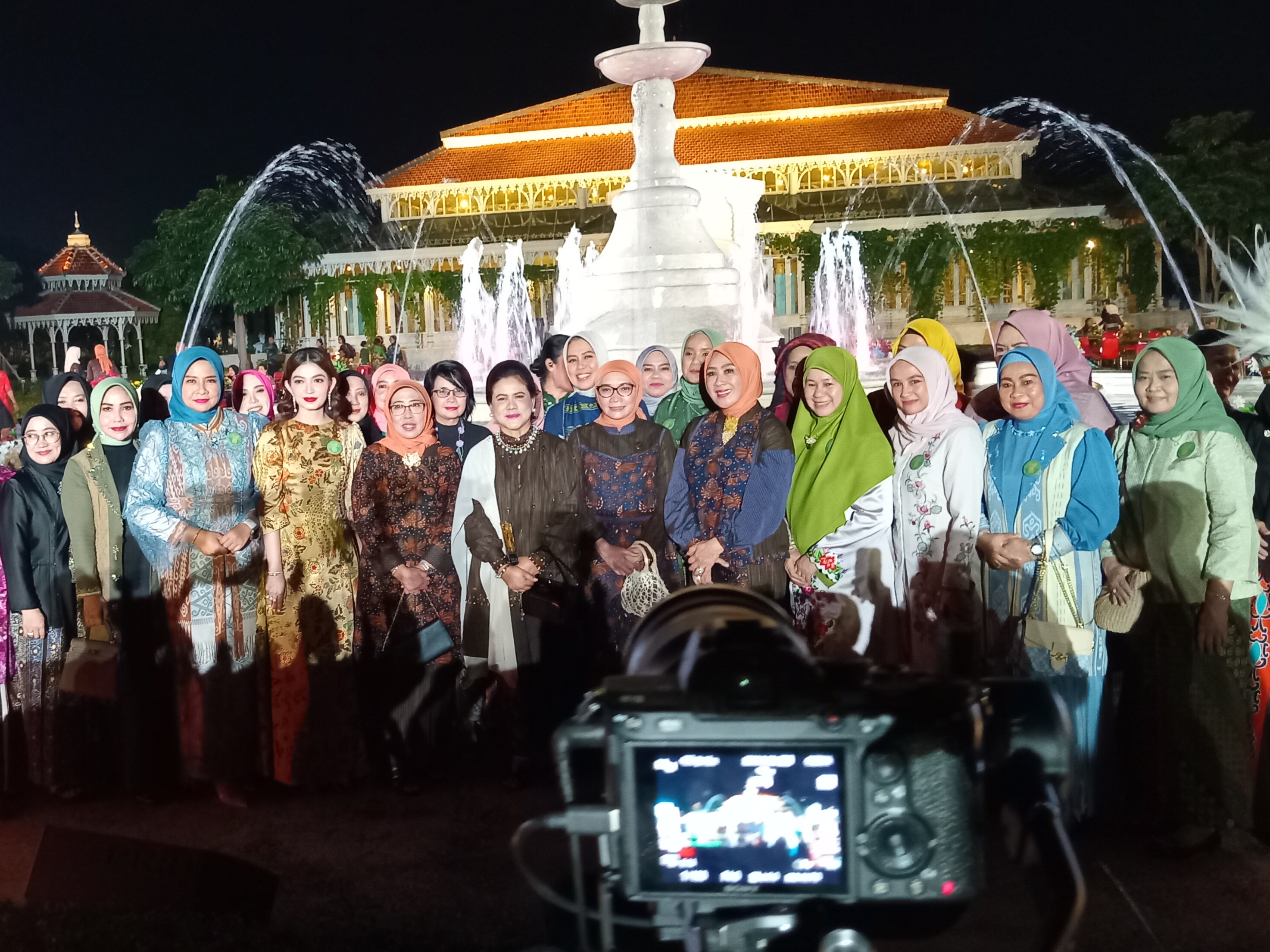 Pj Ketua Dekranasda Kalbar Windy saat mengikuti royal dinner HUT ke-44 Dekranas yang berlangsung di Pracima Tuin, Mangkunegaraan, Selasa (14/5).