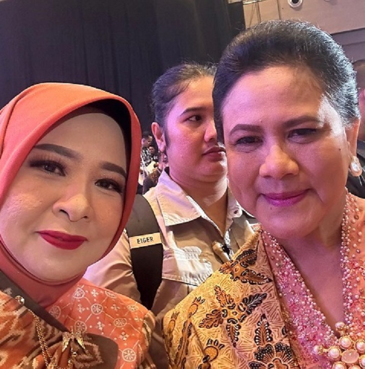 Pj Ketua Dekranasda Kalbar Windy Prihastari foto selfie bersama Ibu Negara Iriana Jokowi saat hadir di peringatan HUT ke-44 Dekranas di Ballroom Hotel Alila, Kota Solo, Jawa Tengah, Rabu (15/5).
