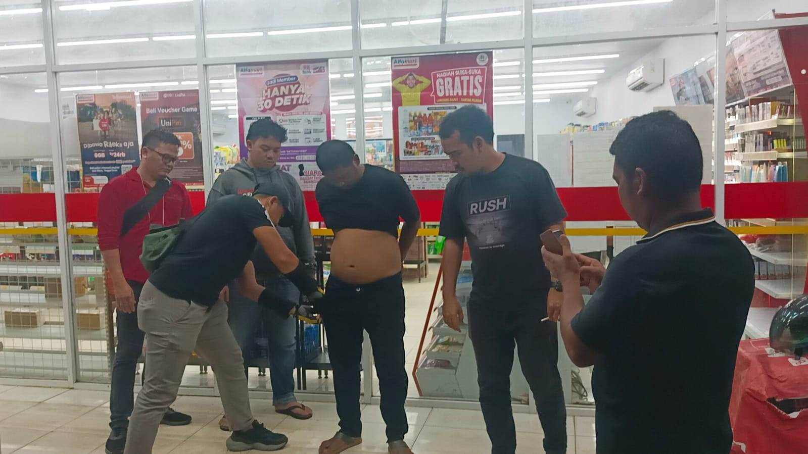 PENANGKAPAN: Polisi menangkap pelaku pengedar narkoba di mini market di Desa Jelimpo, Kecamatan Jelimpo, Kabupaten Landak, Selasa (14/5) malam.