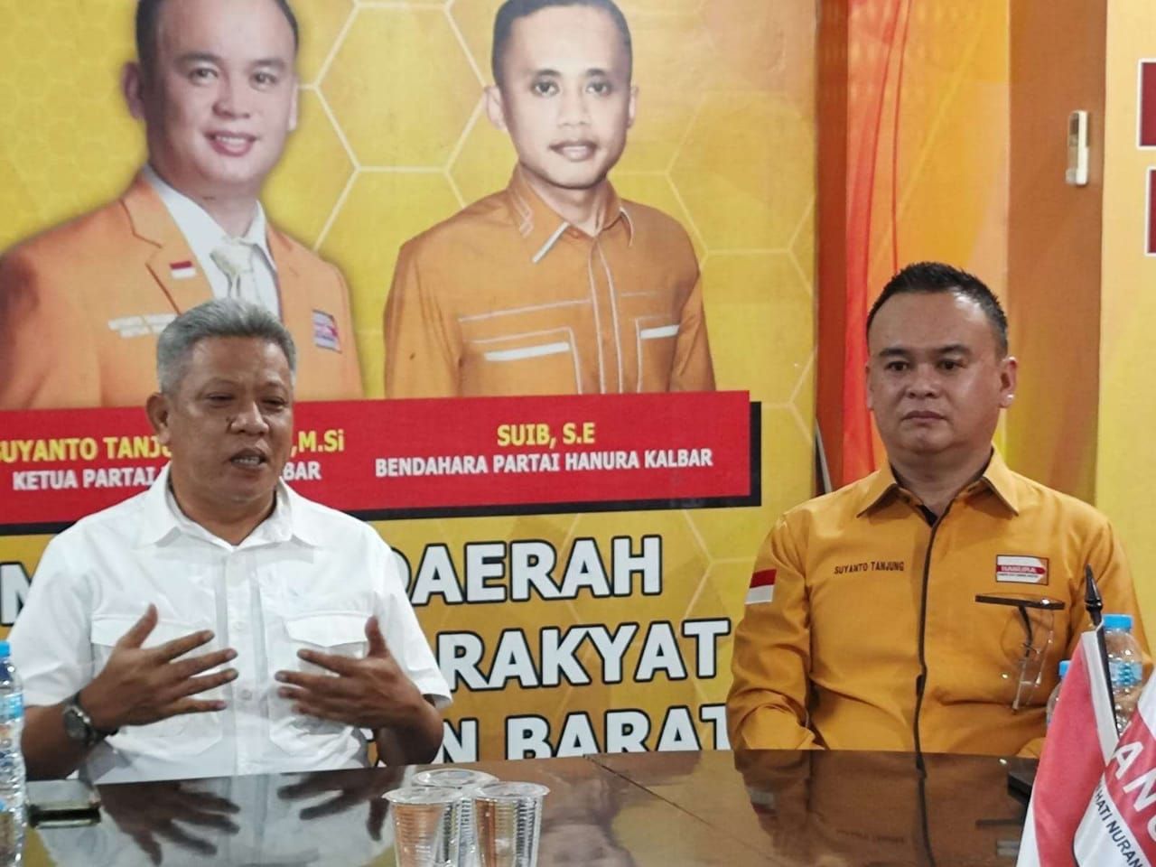 Muda Mahendrawan (baju putih) didampingi Suyanto Tanjung berbincang dengan para wartawan di kantor DPD Partai Hanura Kalbar, Sabtu (11/5).