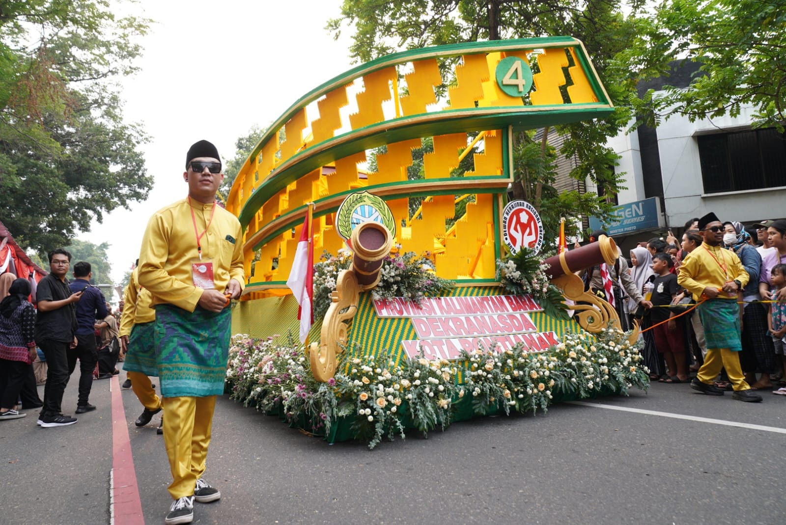 Mobil hias replika tanjak bermotif corak insang khas Melayu Pontianak mengikuti karnaval di Jalan Slamet Riyadi, Kota Solo, Rabu (15/5). Karnaval digelar dalam rangka memperingati HUT ke-44 Dekranas.