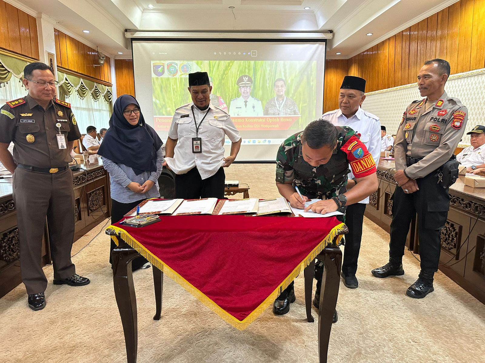 MOU : Dandim saat menandatangani MoU dengan DPKPP Mempawah.