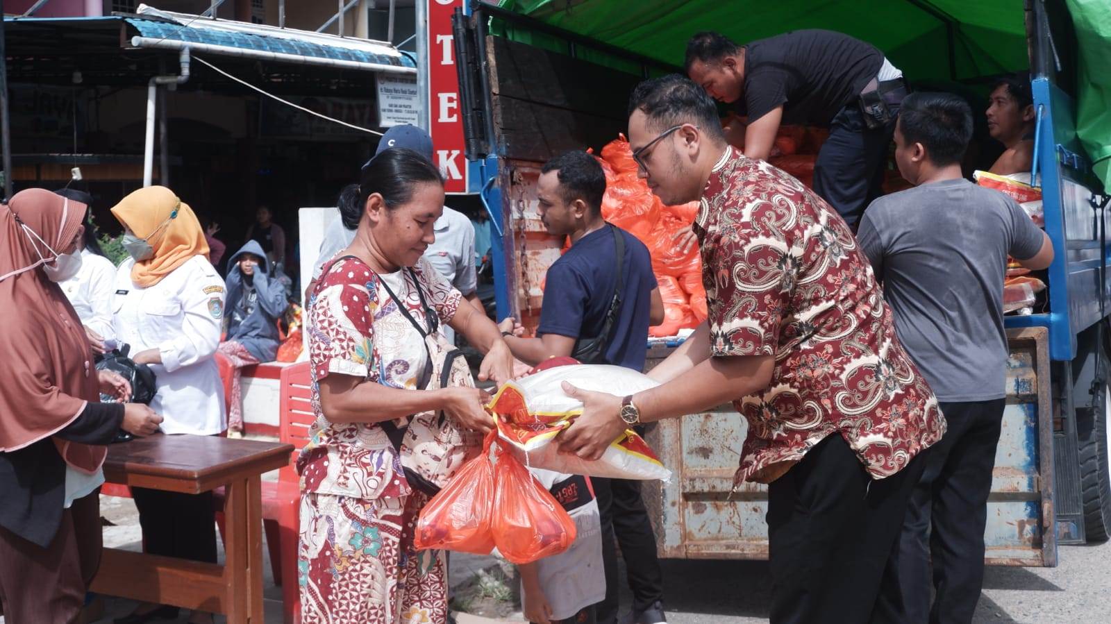 MENGANTRE: Warga mengantre di operasi pasar murah di kantor Desa Hilir Tengah Kecamatan Ngabang, Rabu (15/5).