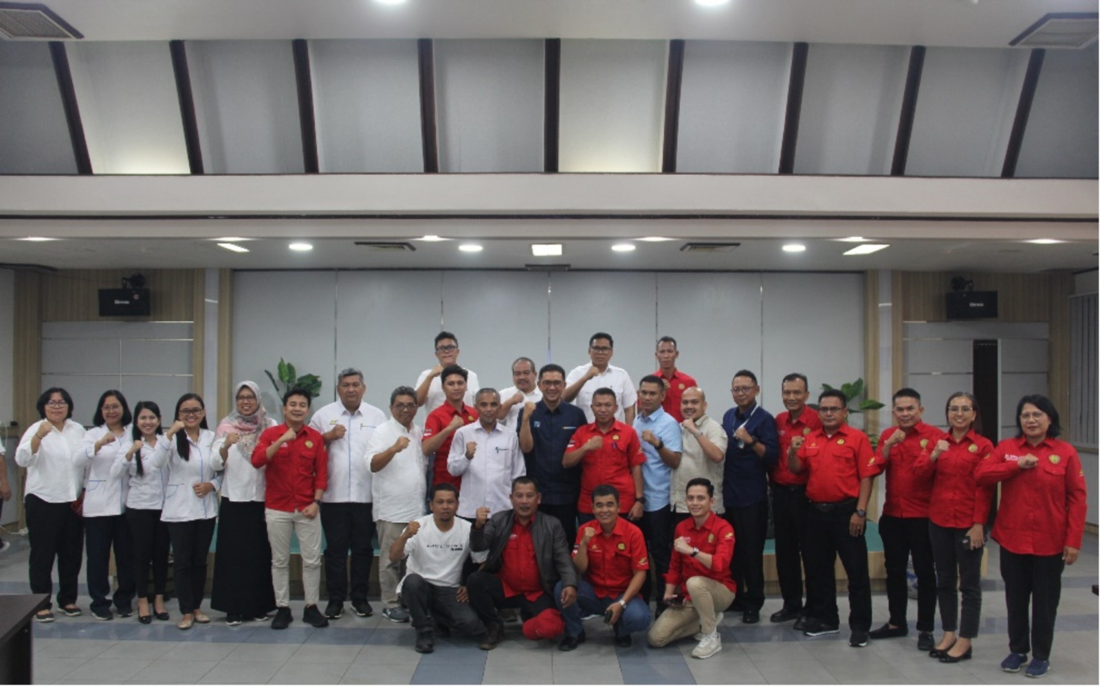 FOTO BERSAMA : PTPN IV Regional V menggelar silaturahmi bersama FSP BUN dan SP-BUN PTPN IV Regional V, Selasa (14/5).