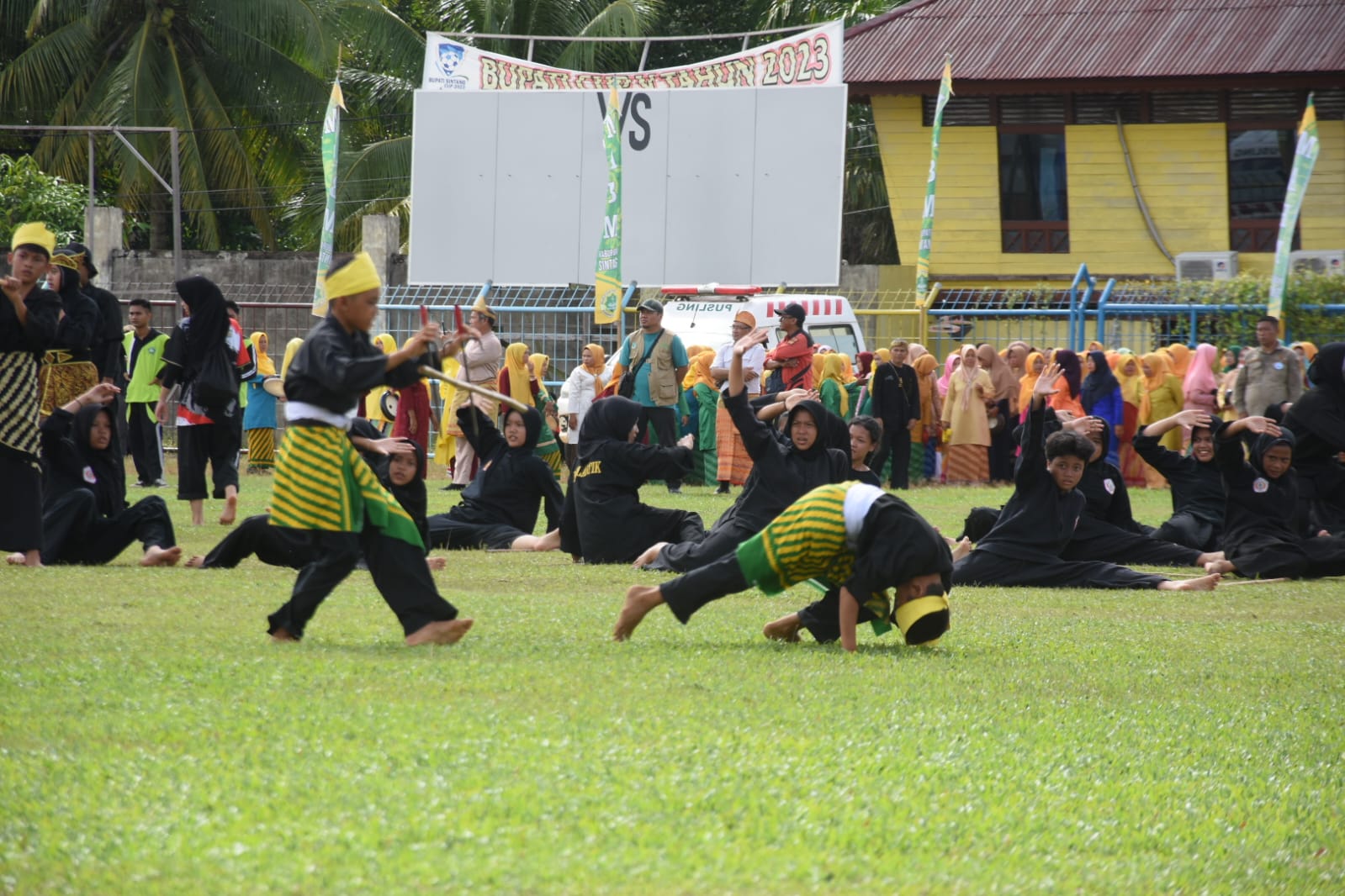 ATRAKSI SILAT : Atraksi pesilat Kabupaten Sintang sukses memukau peserta dan tamu undangan pada upacara peringatan Hari Ulang Tahun Kota Sintang ke-662 Tahun 2024 pada Selasa (14/5).