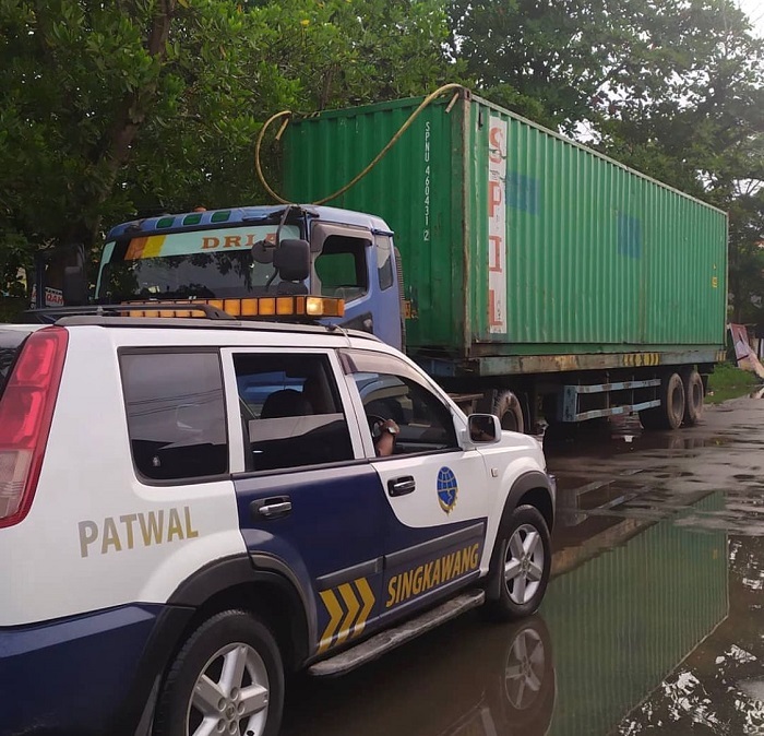 IMBAUAN: Pemerintah Kota Singkawang melalui Dinas Perhubungan mensosialisasikan aturan jam operasional angkutan barang kepada warga.