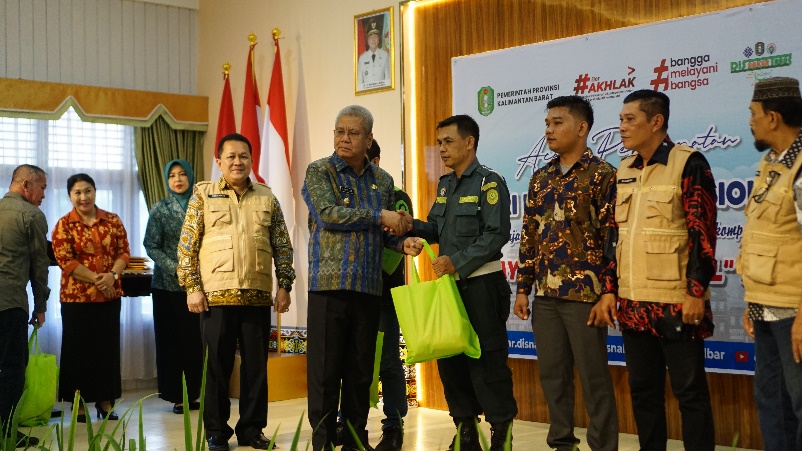 BANTUAN : Pj Gubernur Kalbar Harisson memberikan bantuan sembako secara simbolis kepada perwakilan Masyarakat Kalimantan Barat.