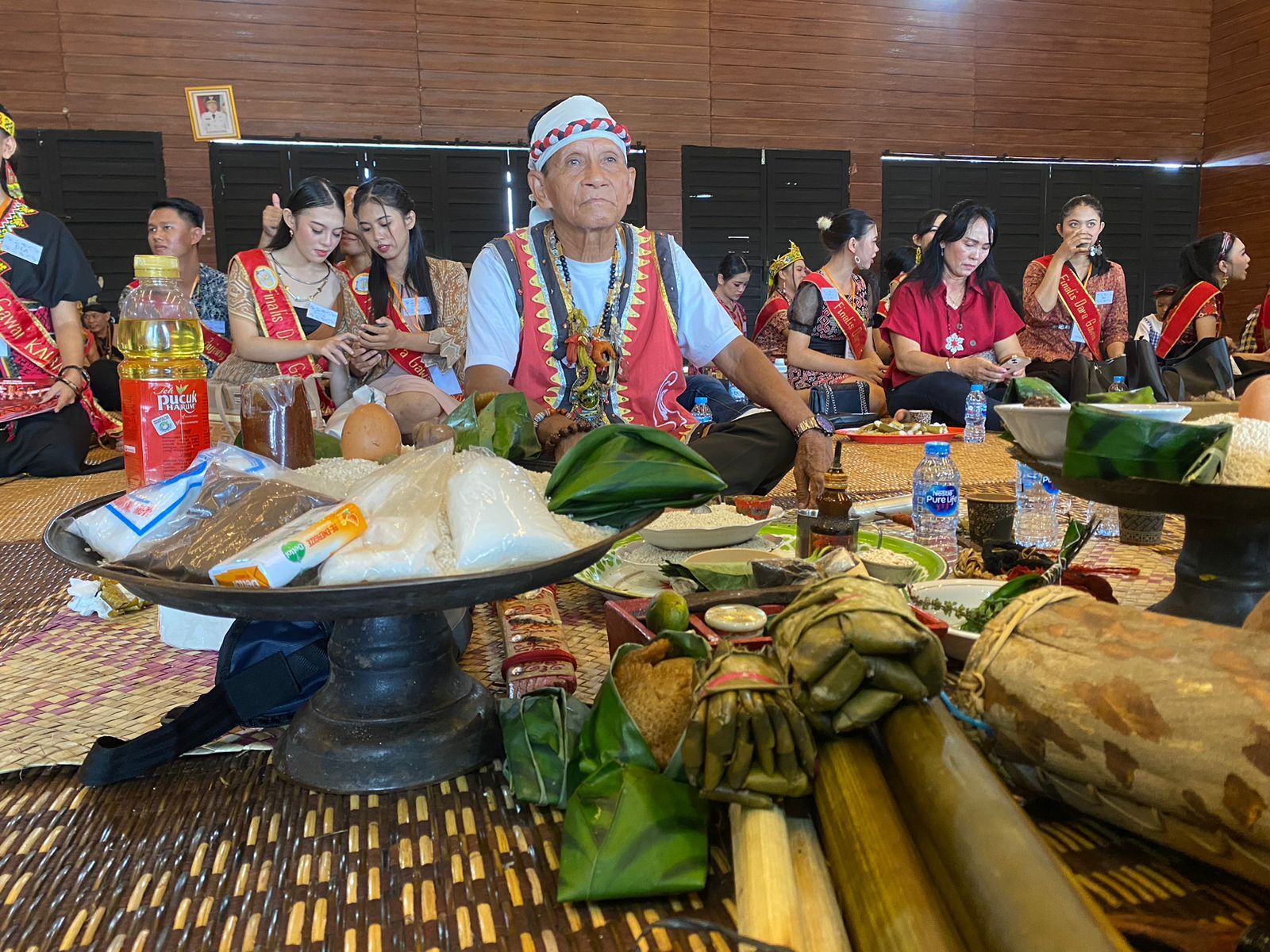 Prosesi Ritual Ngampar Bise&rsquo; di Rumah Radakng Pontianak.