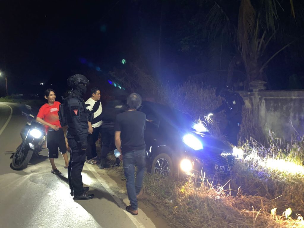 LAKA TUNGGAL: Sebuah mobil terperosok ke parit di Jalan Baru Kelurahan Roban pada Minggu (19/5) dini hari.